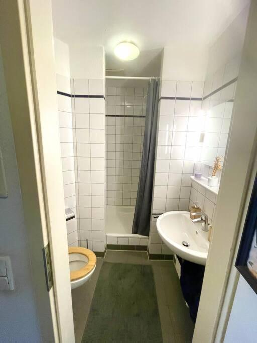- Chilliges Zimmer In Dusseldorf Mit Balkon & Kuche; Big Tv And Bed - 外观 照片
