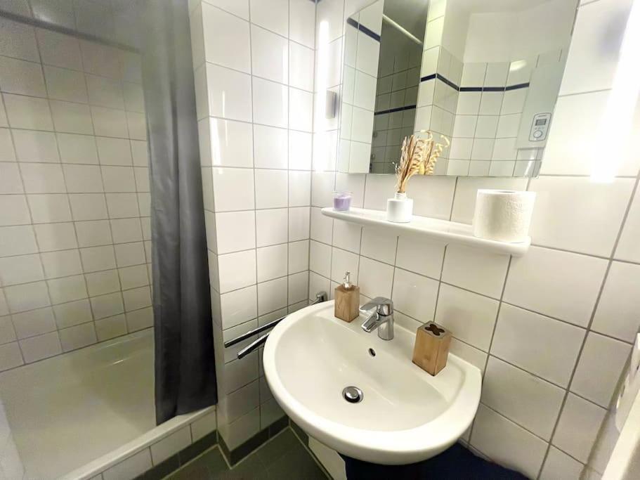 - Chilliges Zimmer In Dusseldorf Mit Balkon & Kuche; Big Tv And Bed - 外观 照片