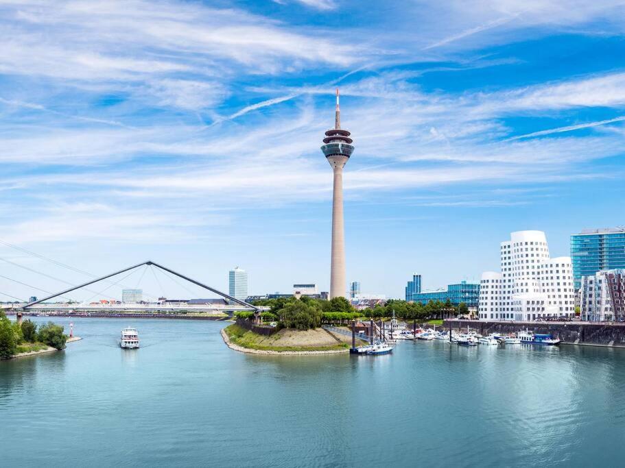 - Chilliges Zimmer In Dusseldorf Mit Balkon & Kuche; Big Tv And Bed - 外观 照片