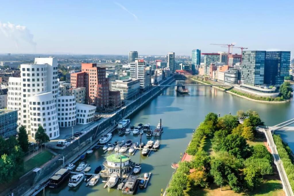 - Chilliges Zimmer In Dusseldorf Mit Balkon & Kuche; Big Tv And Bed - 外观 照片