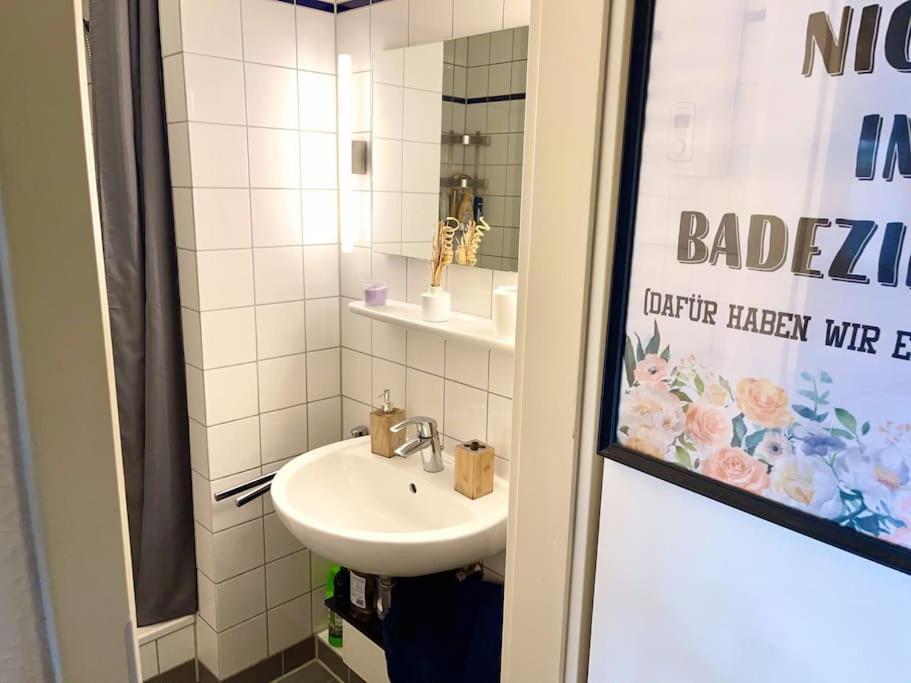 - Chilliges Zimmer In Dusseldorf Mit Balkon & Kuche; Big Tv And Bed - 外观 照片